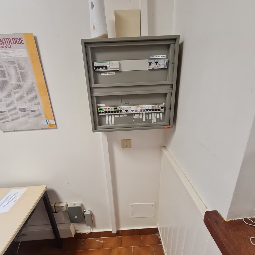 Coffret électrique posé par Elec Froid dans un local professionnel