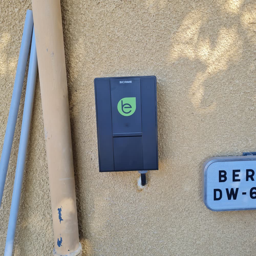 Borne de recharge murale posée par Elec Froid sur une façade