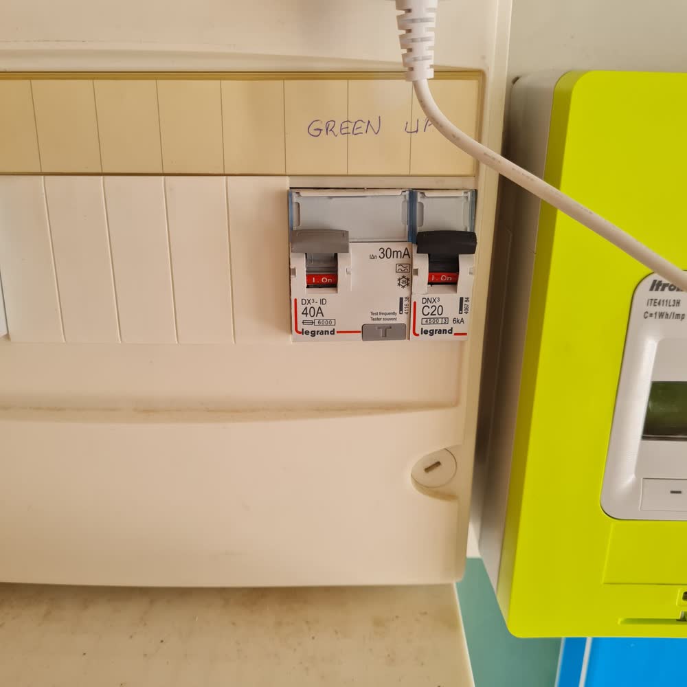Protections de la prise de recharge dans le tableau électrique, repérées « Green Up »