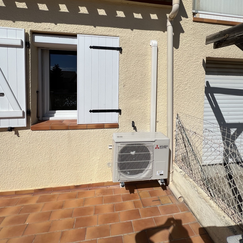 Unité extérieure Mitsubishi Electric posée par Elec Froid sur une terrasse