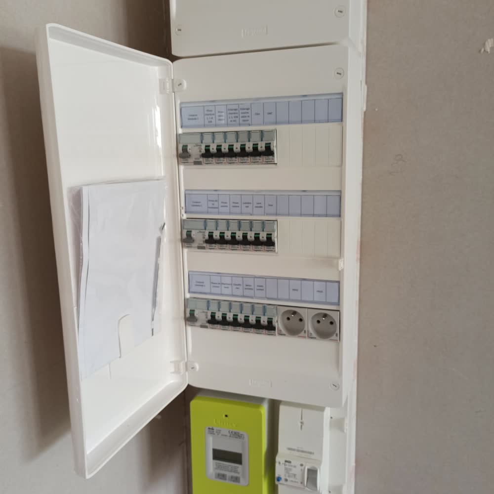 Tableau électrique posé par Elec Froid, porte ouverte, compteur Linky en dessous