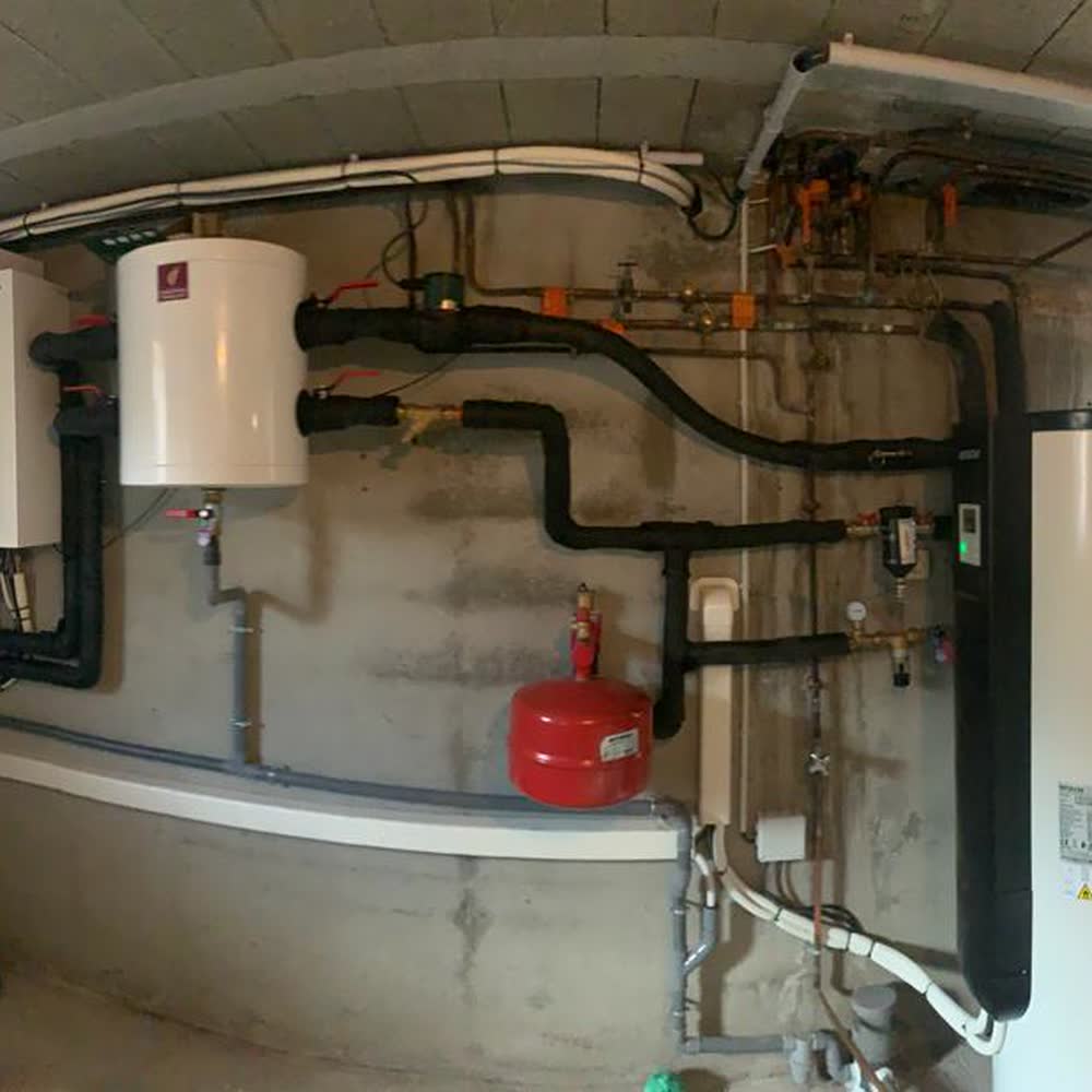 Local technique équipé par Elec Froid : modules muraux, vase d'expansion et tuyauteries isolées
