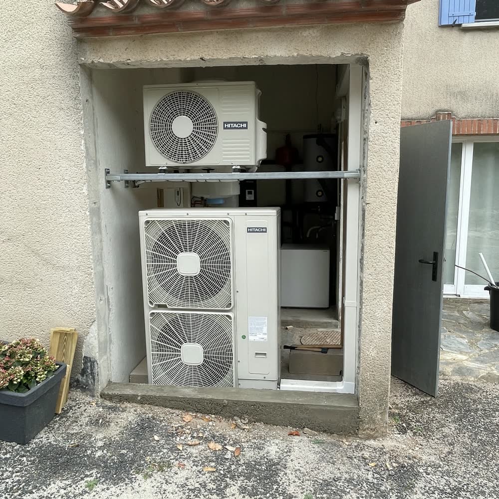 Deux unités extérieures Hitachi installées par Elec Froid dans une niche maçonnée