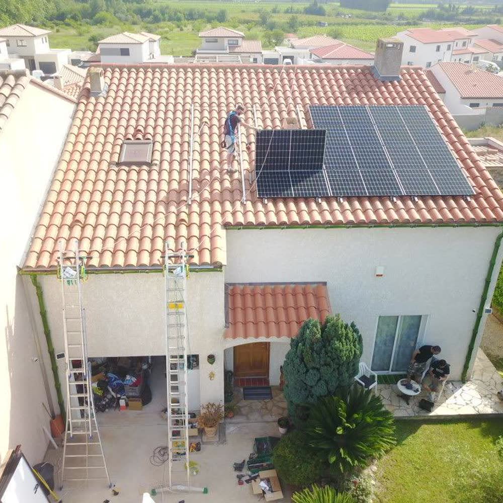 Toiture équipée de panneaux photovoltaïques par Elec Froid, vue depuis le jardin