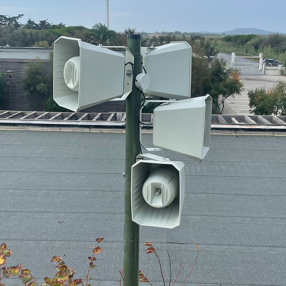 Haut-parleurs de sonorisation installés sur un mât